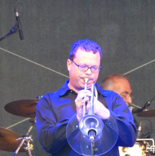 Nils Wallstädt auf der Bühne spielt Trompete.