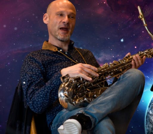 Saxophonist Claudio lehnt sich entspannt auf dem Stuhl zurück