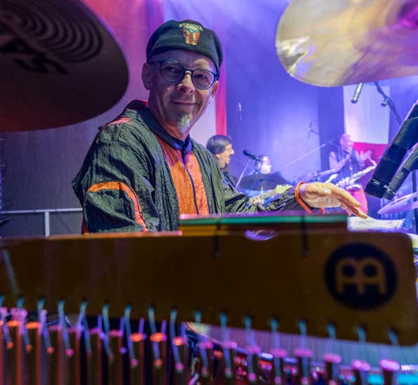 Claus Mager mit seinen Percussions bei NBC - Pop & Soulband